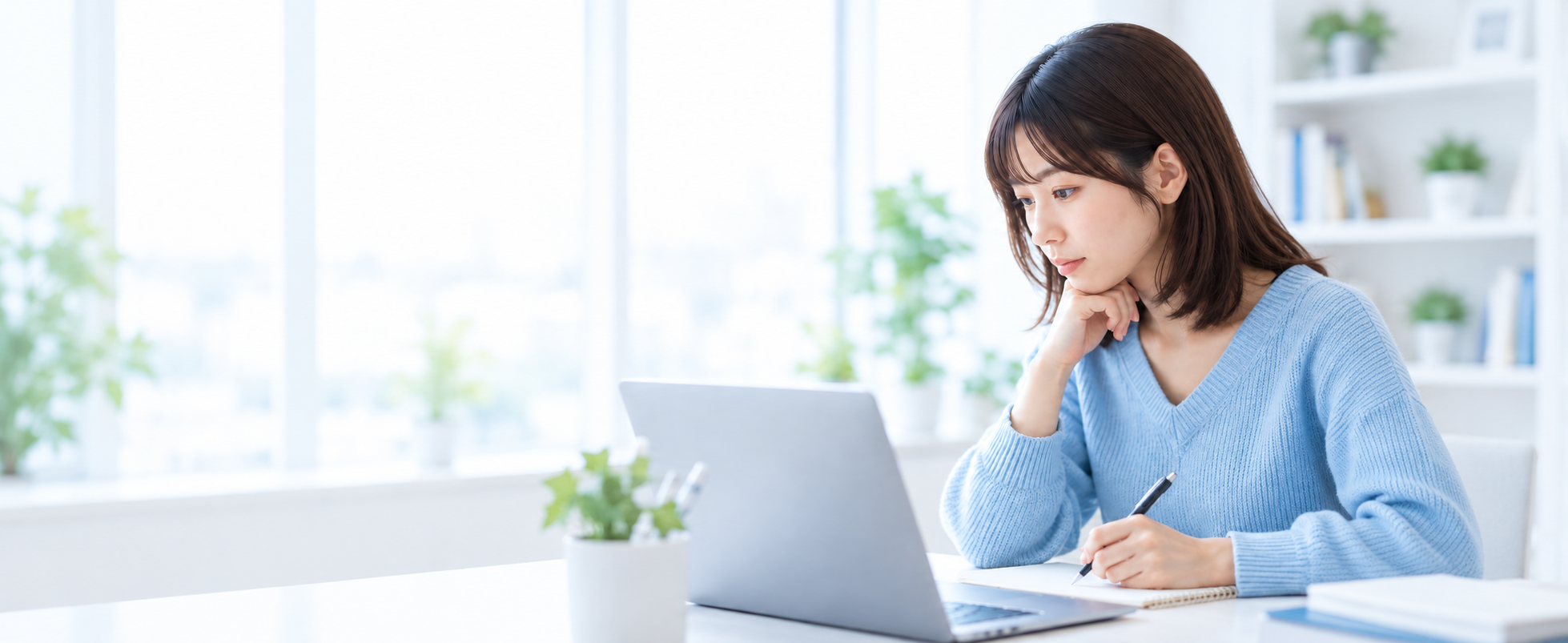 机で論文対策に取り組む受験者